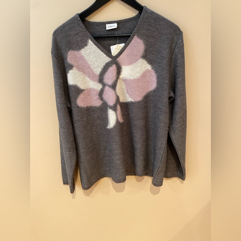 Elegant V-Neck rich blend wool Sweater in Gray and Pink by Lucia